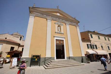 porto-azzurro-kirche