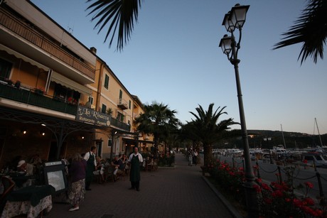 porto-azzurro-nacht