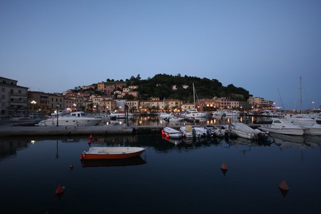 porto-azzurro-nacht