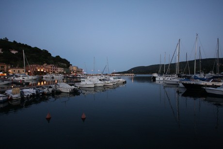 porto-azzurro-nacht