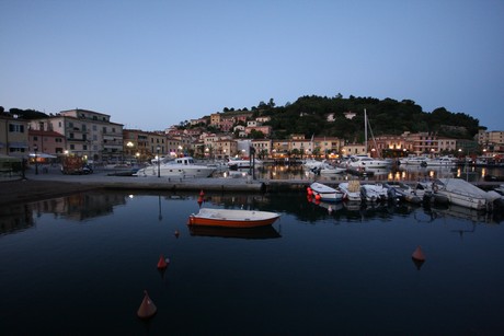 porto-azzurro-nacht