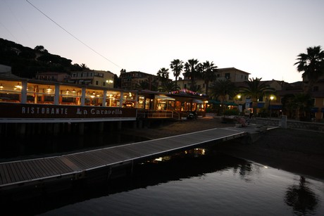 porto-azzurro-nacht