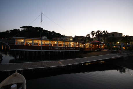 porto-azzurro-nacht