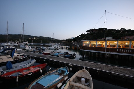 porto-azzurro-nacht