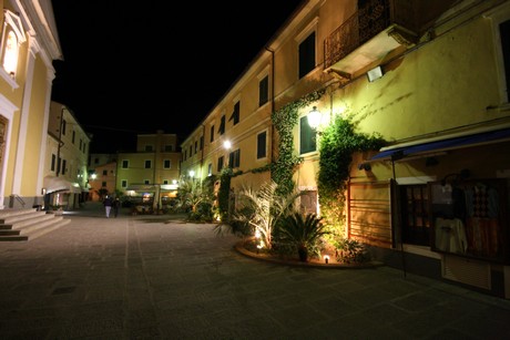 porto-azzurro-nacht