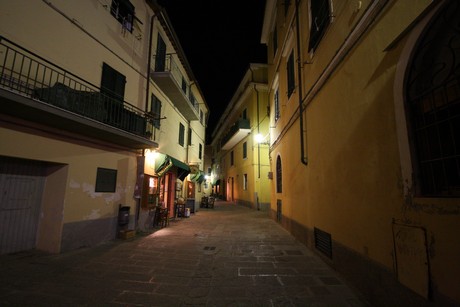 porto-azzurro-nacht