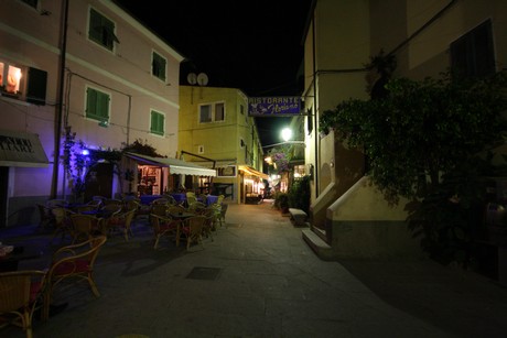 porto-azzurro-nacht