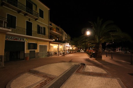 porto-azzurro-nacht