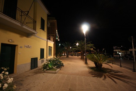 porto-azzurro-nacht